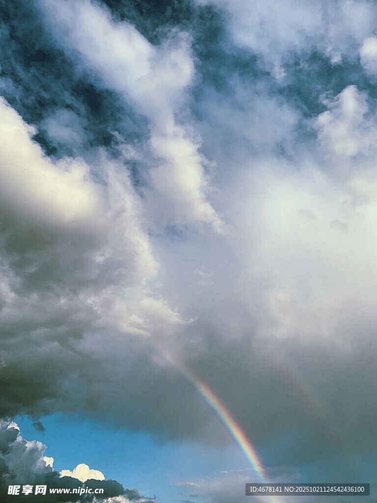 天空中绚丽彩虹与云朵