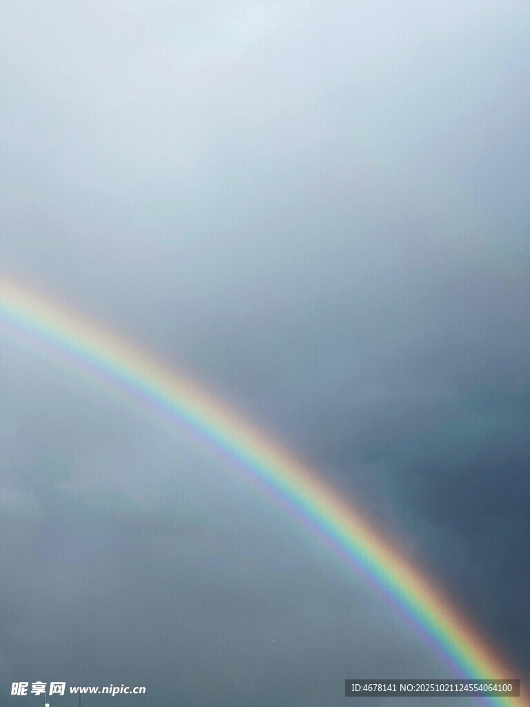 天空中的绚丽彩虹