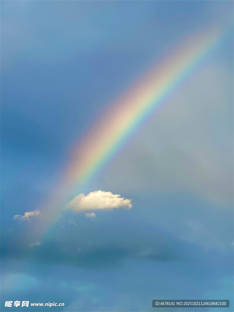 蓝天中的绚丽彩虹
