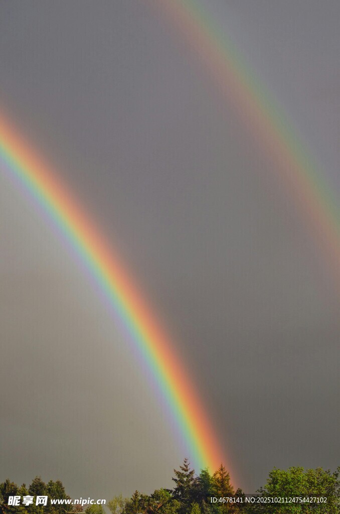 天空中绚丽的双彩虹景观