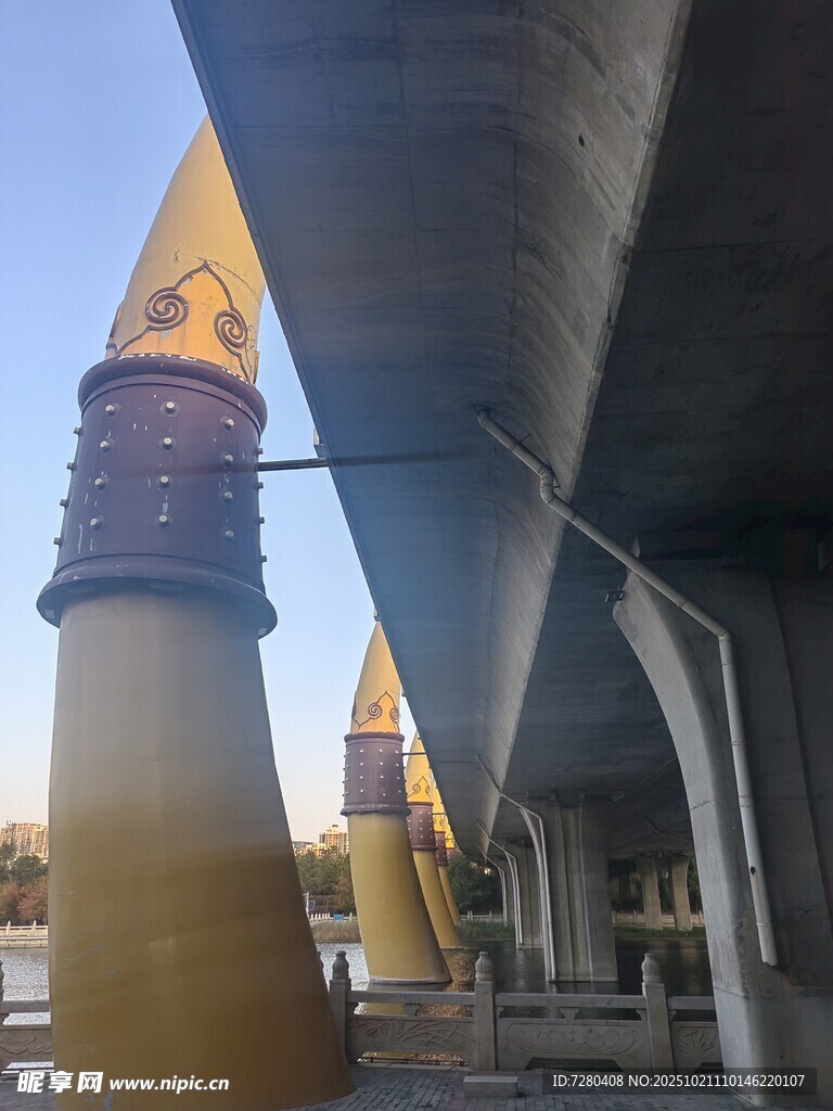 独特造型的桥梁桥墩