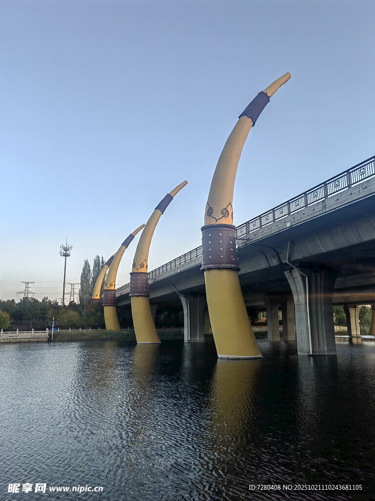 水上弧形桥建筑景观