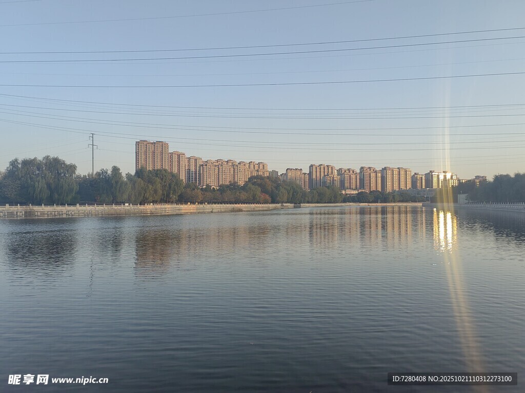 平静湖面与远处城市景观