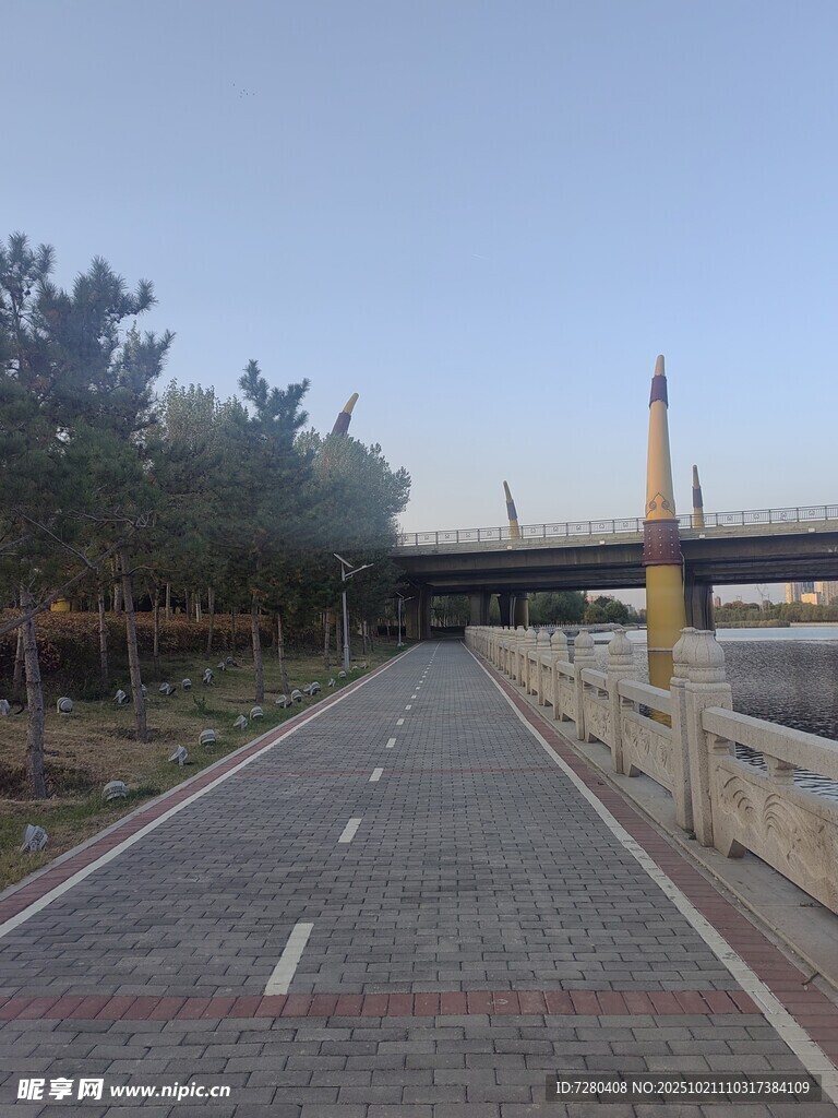 空旷道路与远处桥梁景观