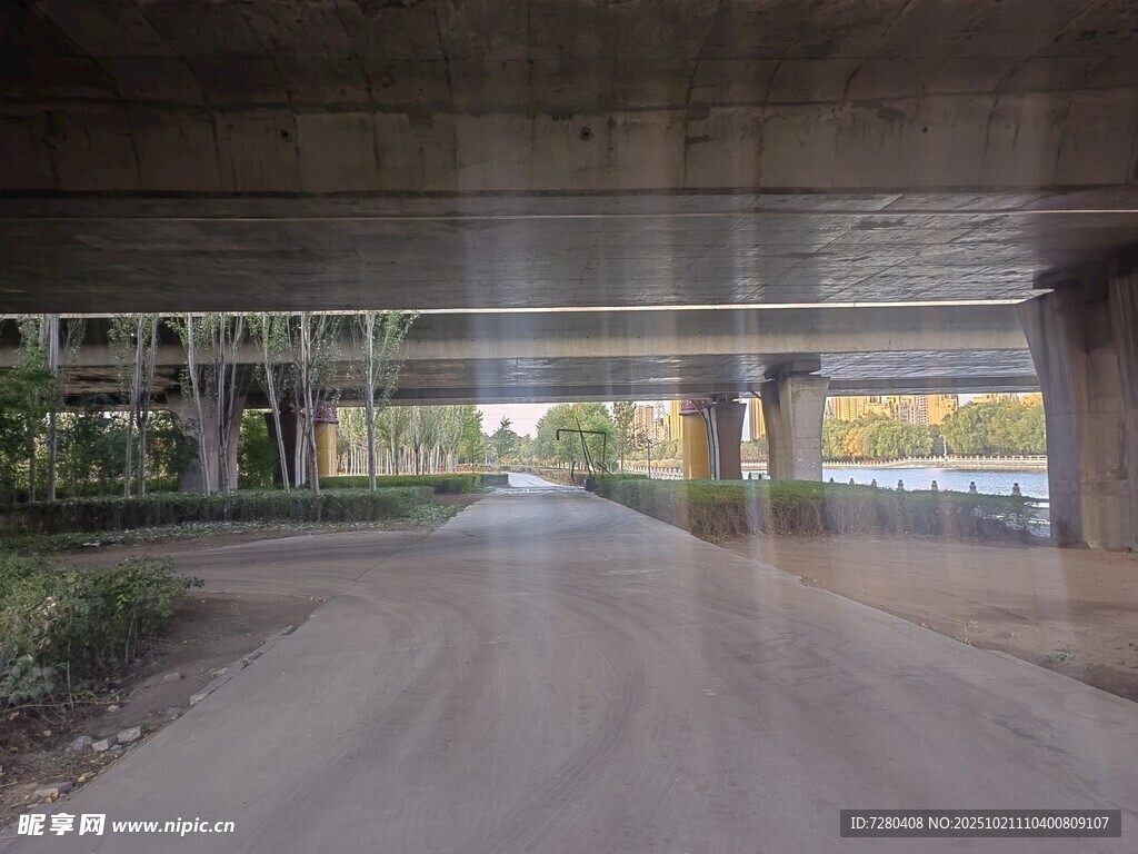 桥下道路景观