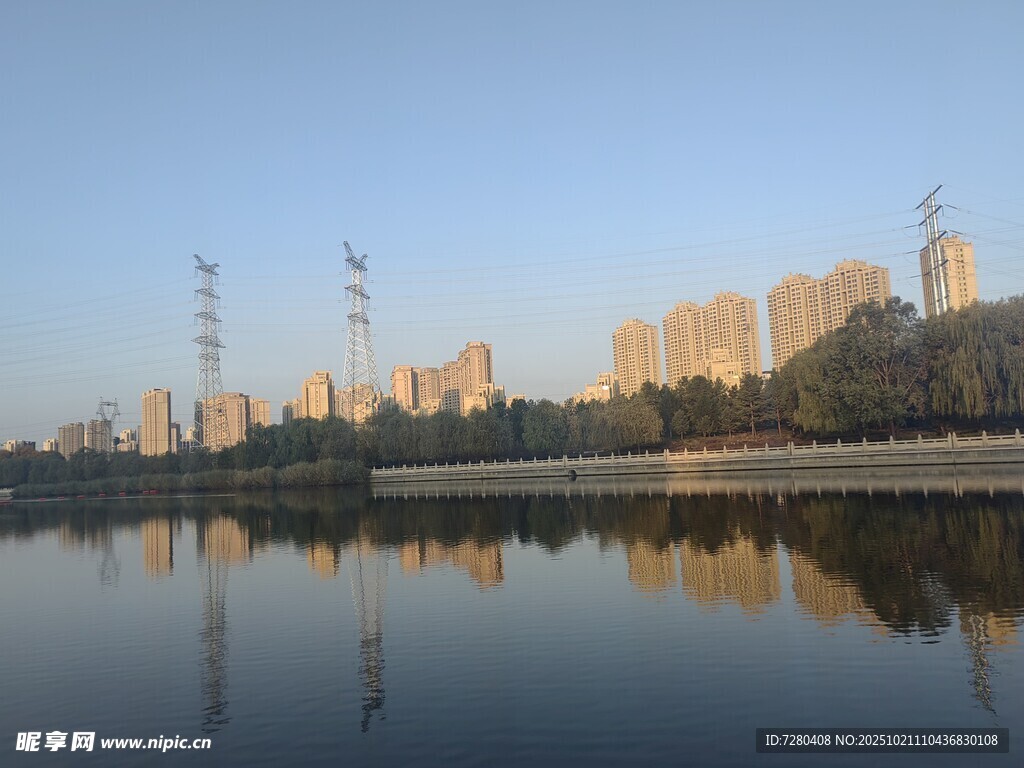 湖畔城市风光倒影美景