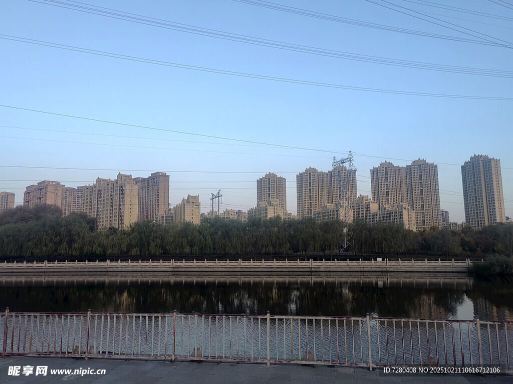 河畔高楼林立的城市景观