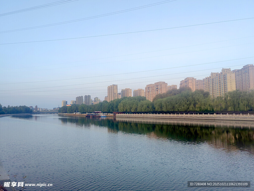 河畔城市风光宁静美好