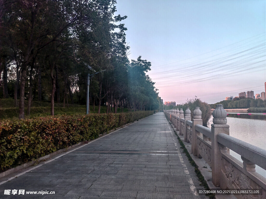 河畔暮色中的静谧步道