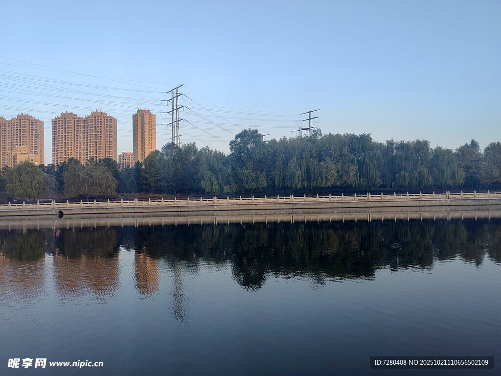 湖畔城市风光倒影美景