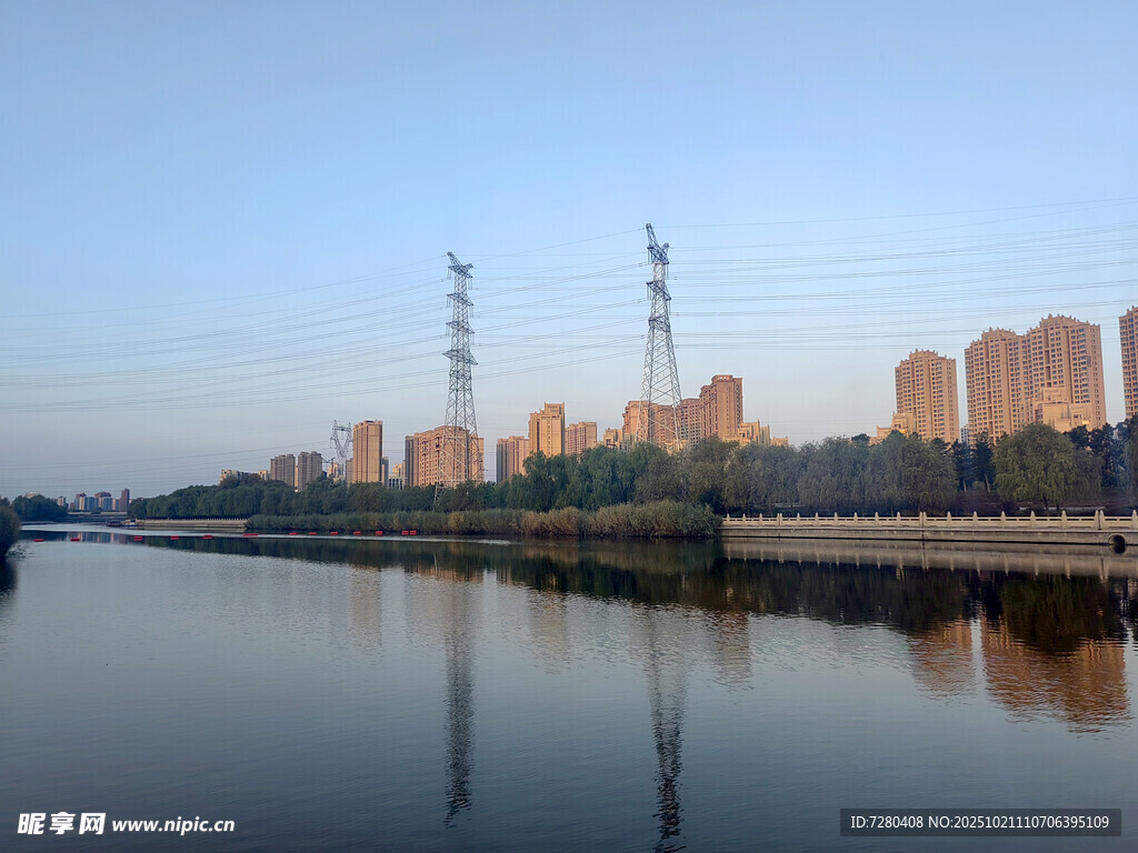 河畔城市风光宁静美好