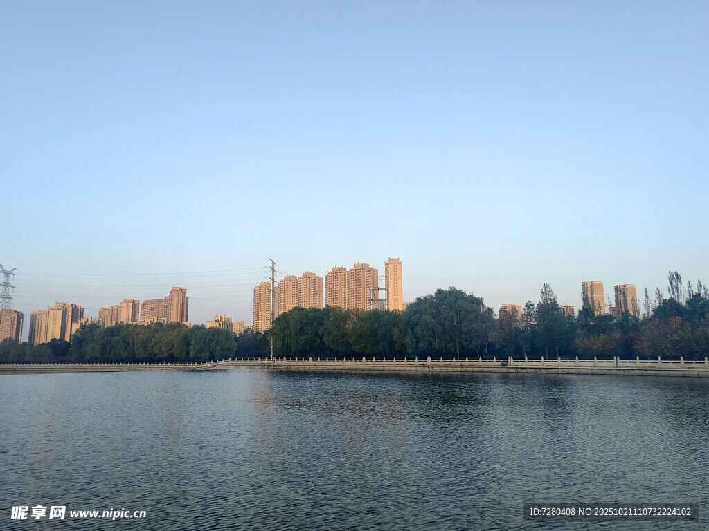 湖畔城市风光