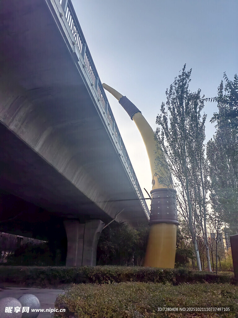 城市桥梁下的景致