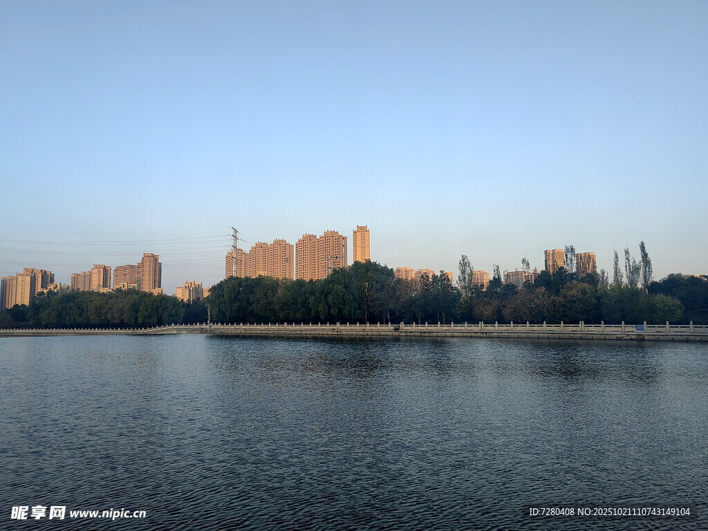 城市河畔风光