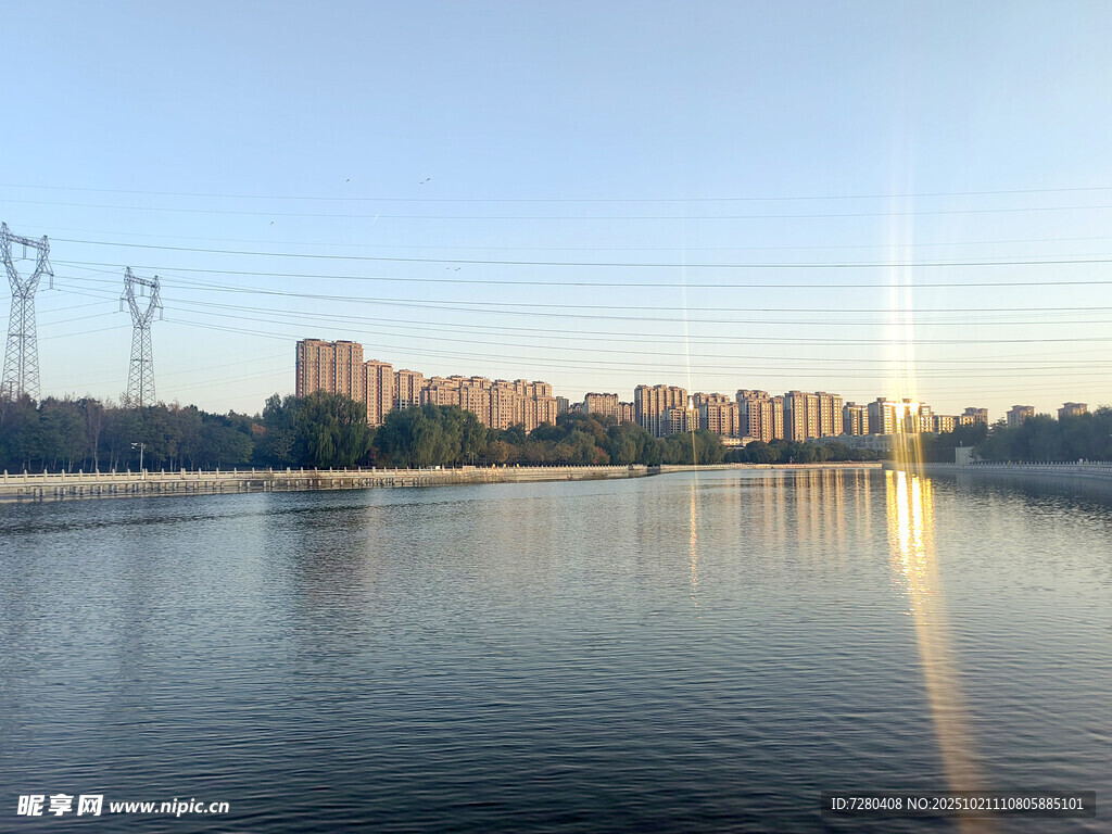 湖畔城市风光宁静之景