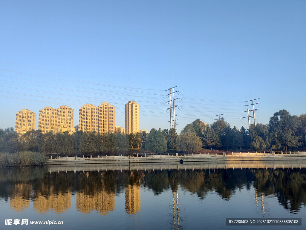湖畔高楼倒影美景