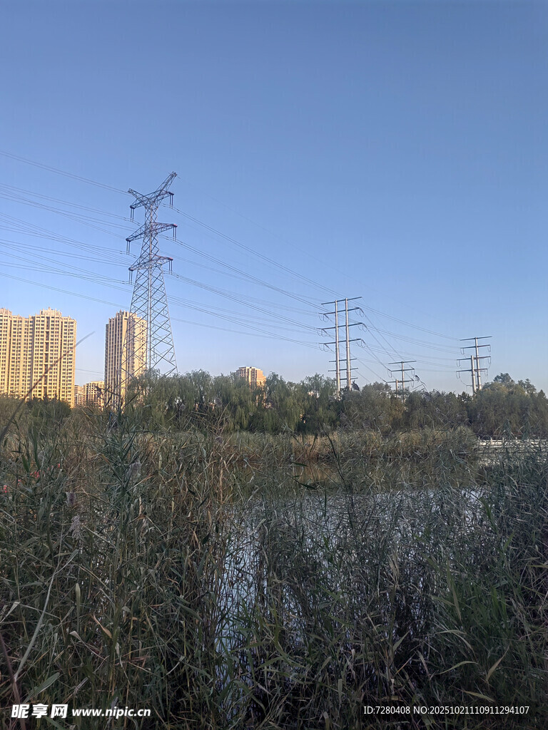 城郊河畔的输电设施景观