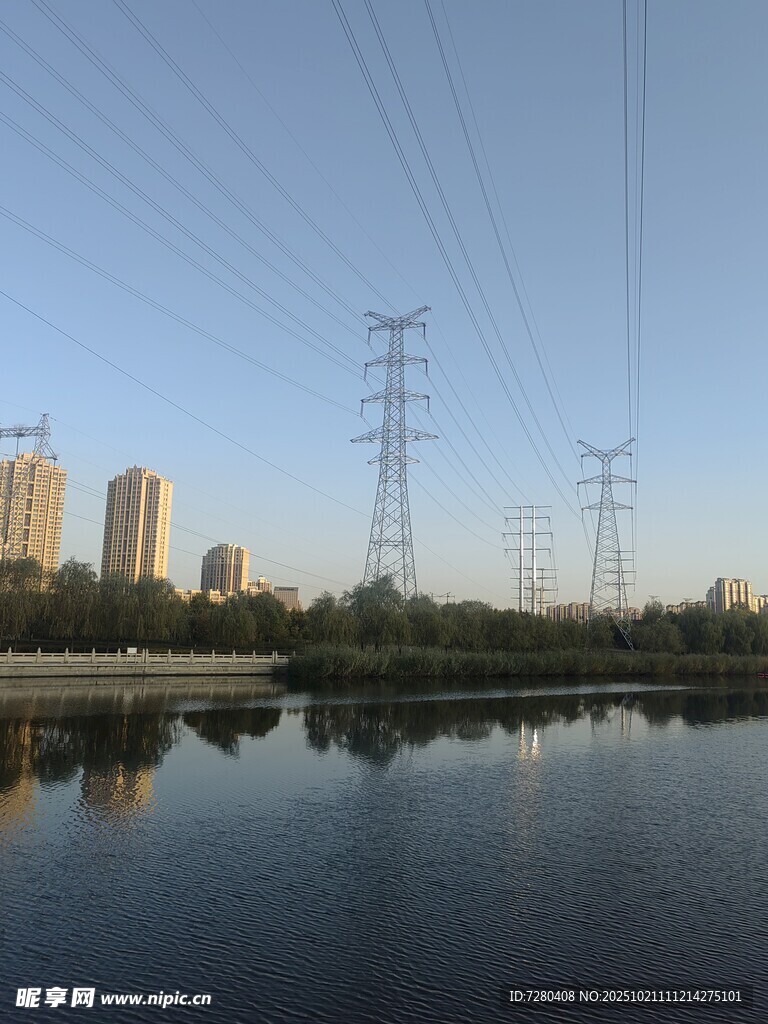 湖畔输电塔与城市景观