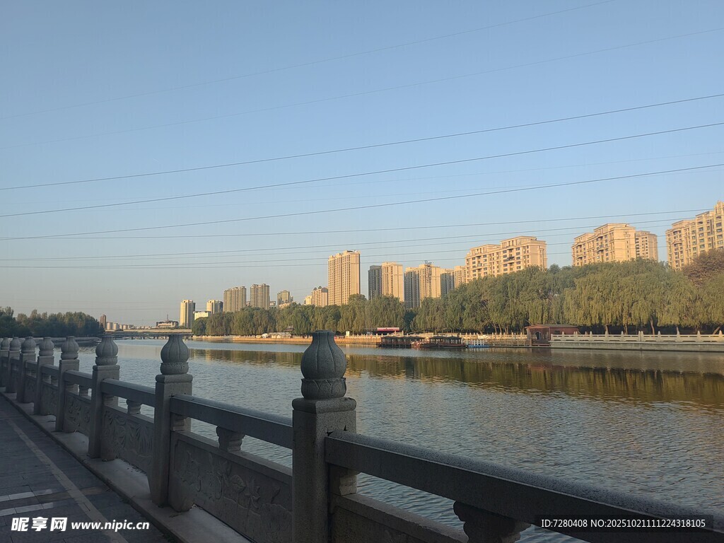 河畔城市风光