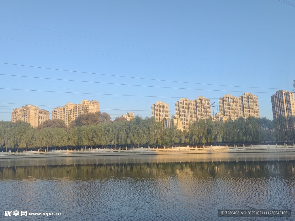 城市河畔风光