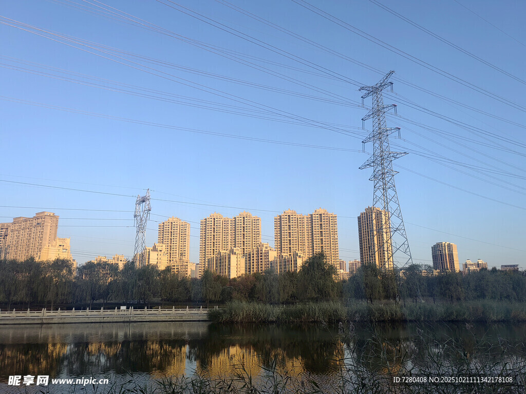 城市河畔与林立高楼景观
