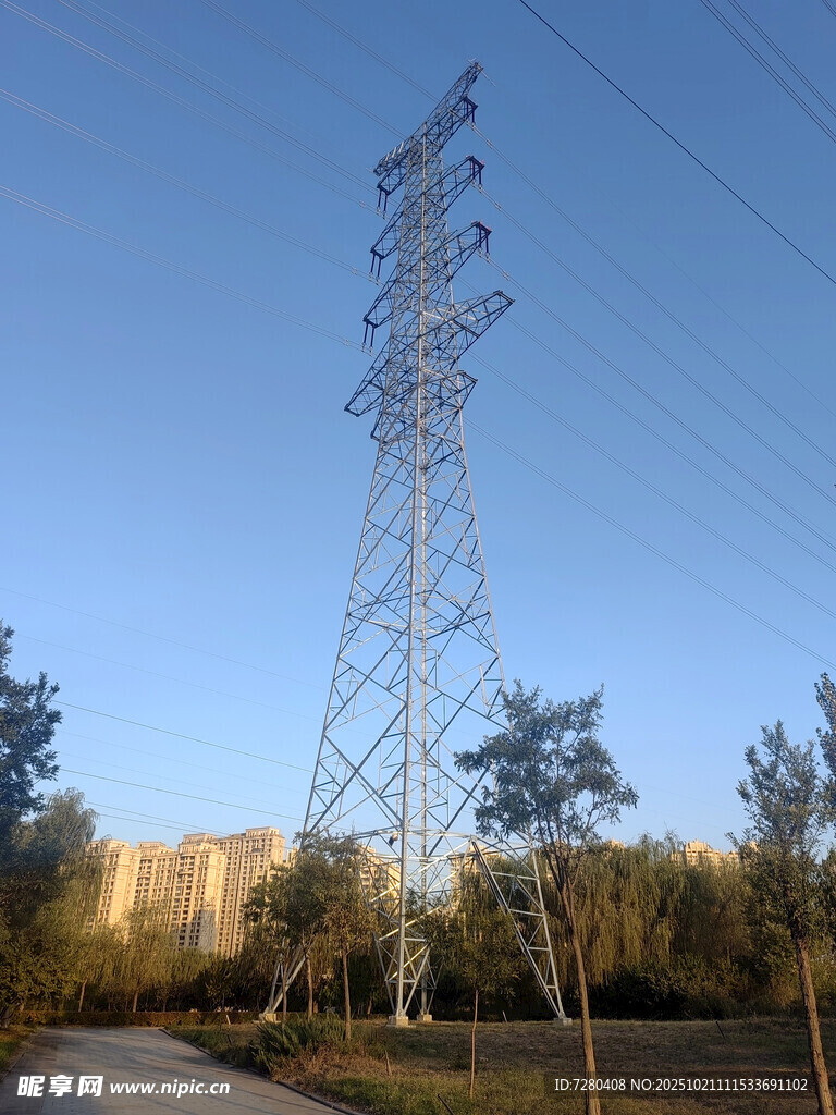 高耸的输电塔屹立于户外