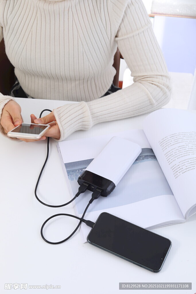 桌上的电子设备与文件