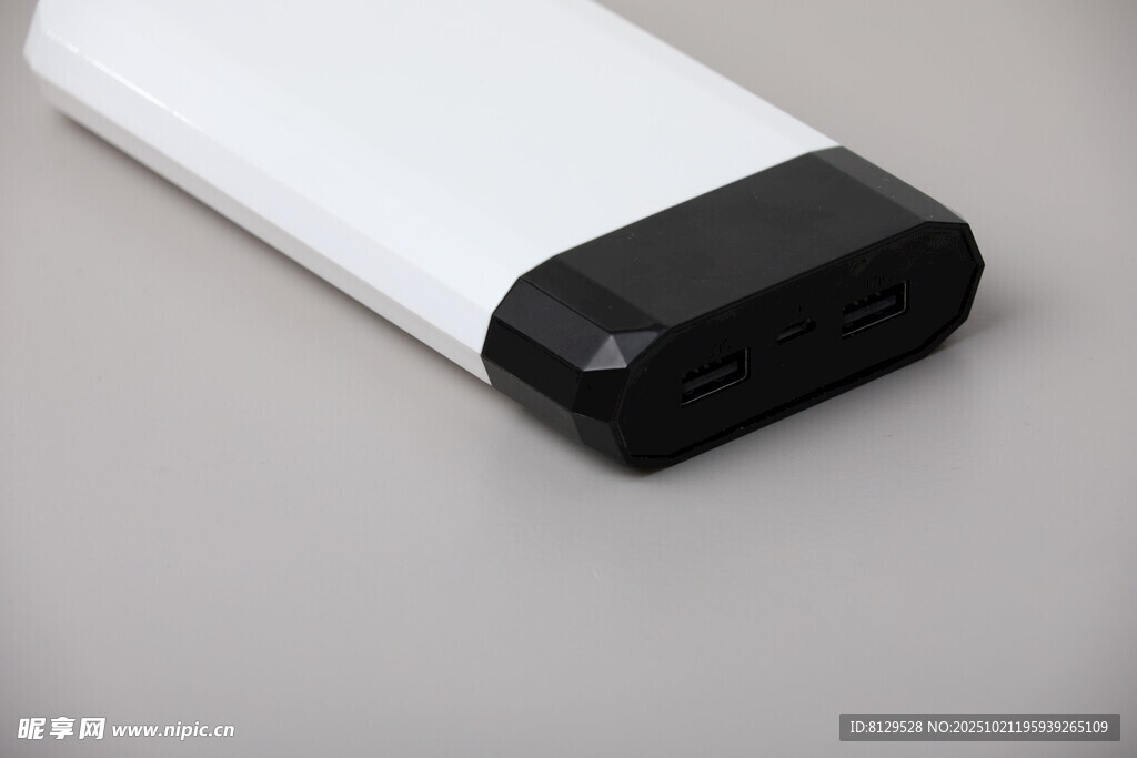 黑白配色移动电源特写