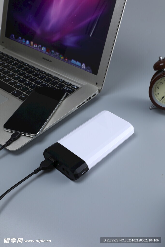 白色充电宝连接笔记本电脑