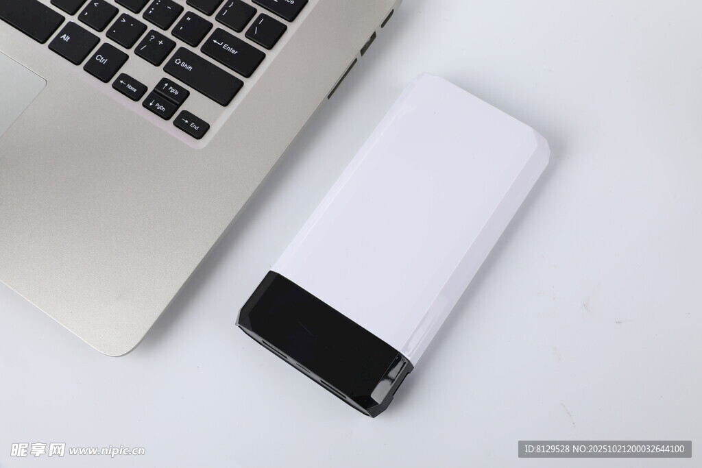 白色充电宝与笔记本电脑