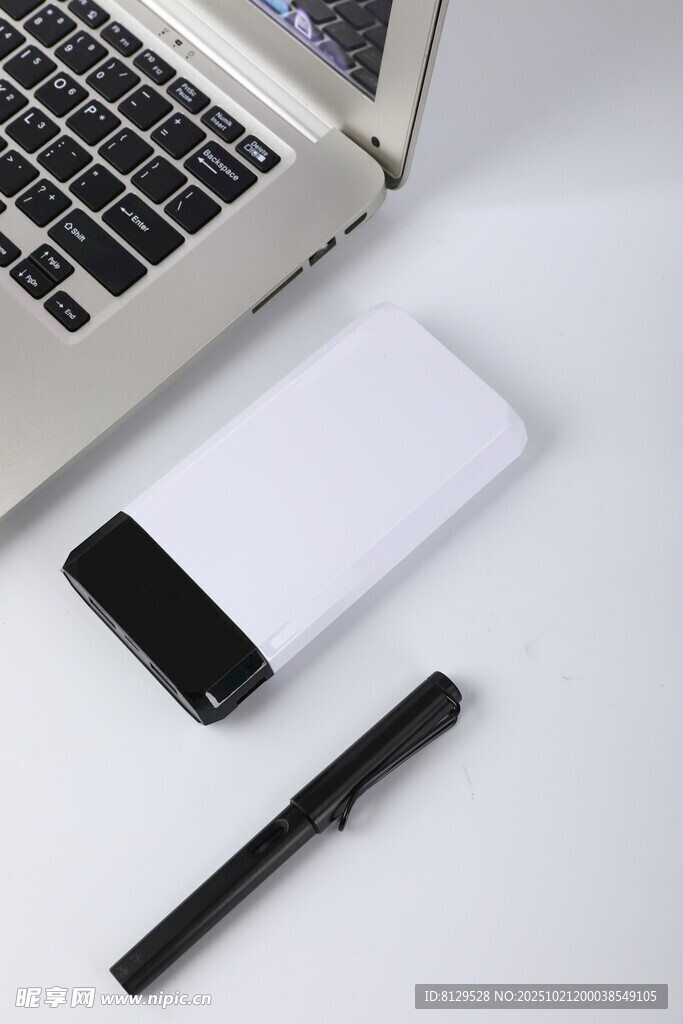 简约桌面的数码办公用品