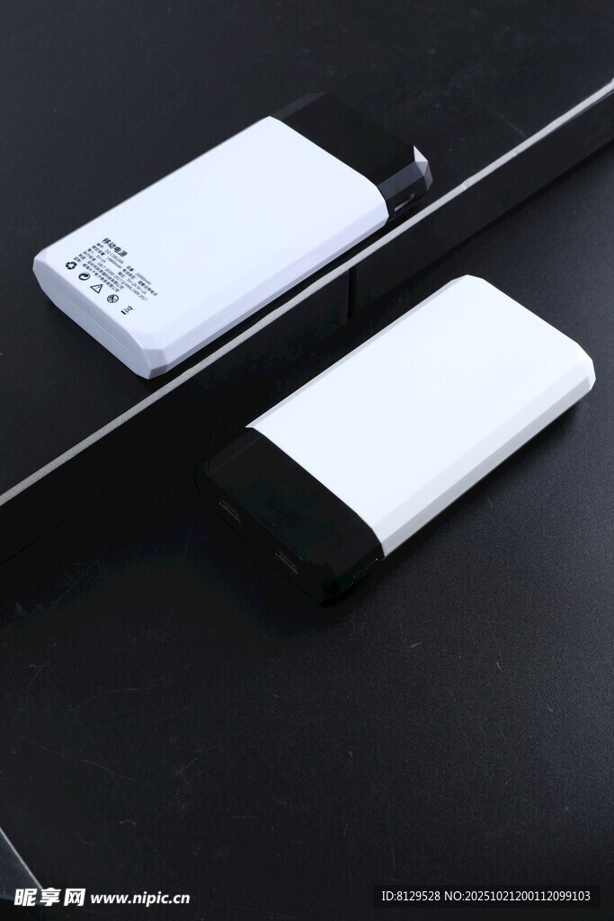 简约设计的两款白色充电宝