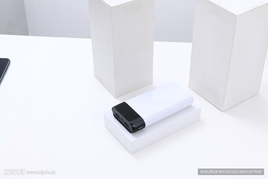 白色简约风充电器与盒子