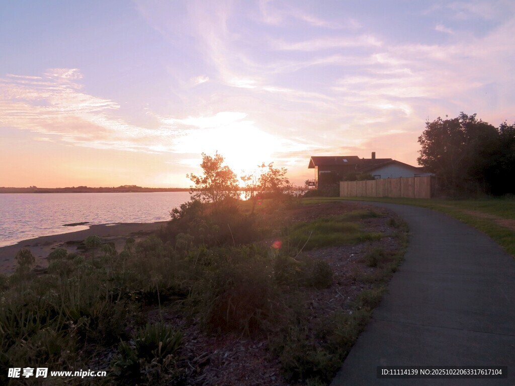 夕阳下的海滨步道美景
