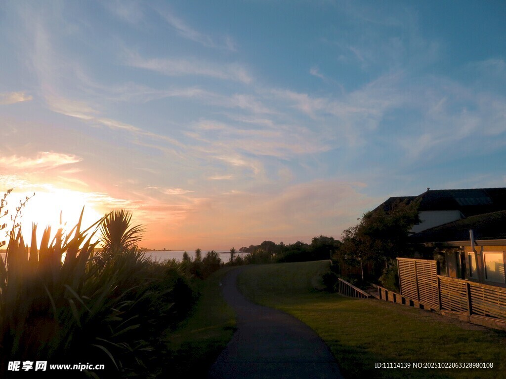 夕阳下的乡村小路风景