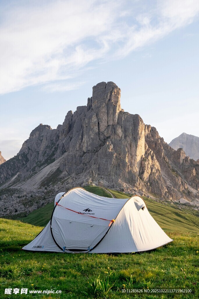 山间草地的露营帐篷