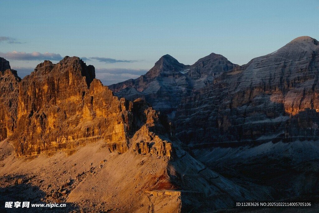 夕阳下的壮丽山景