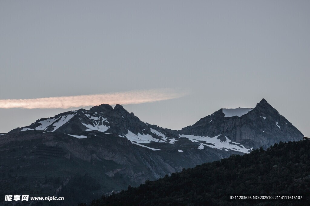 黄昏下的雪山壮丽景观