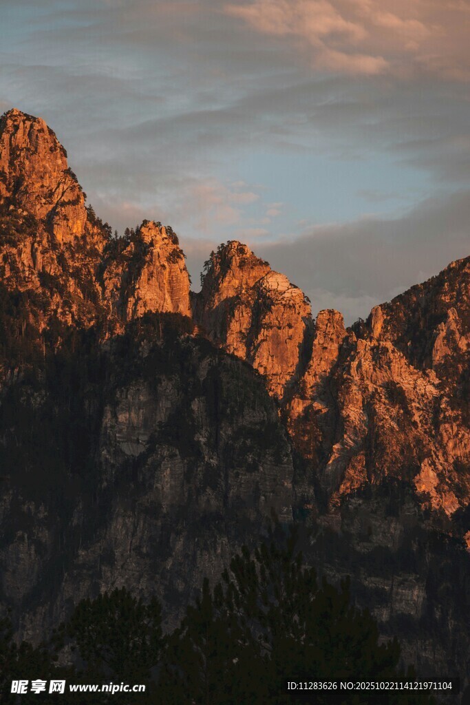 夕阳下的壮丽山景