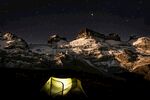 雪山下的夜中露营帐篷