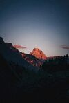 夕阳下的壮丽山峰