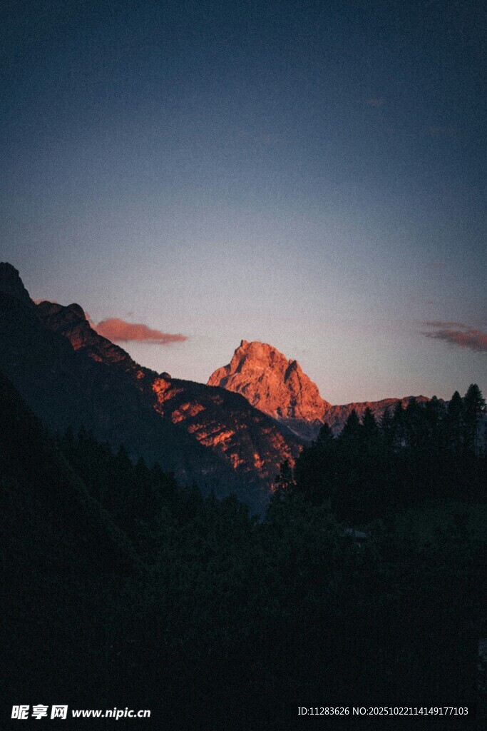 夕阳下的壮丽山峰