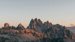 夕阳下的壮丽山峰