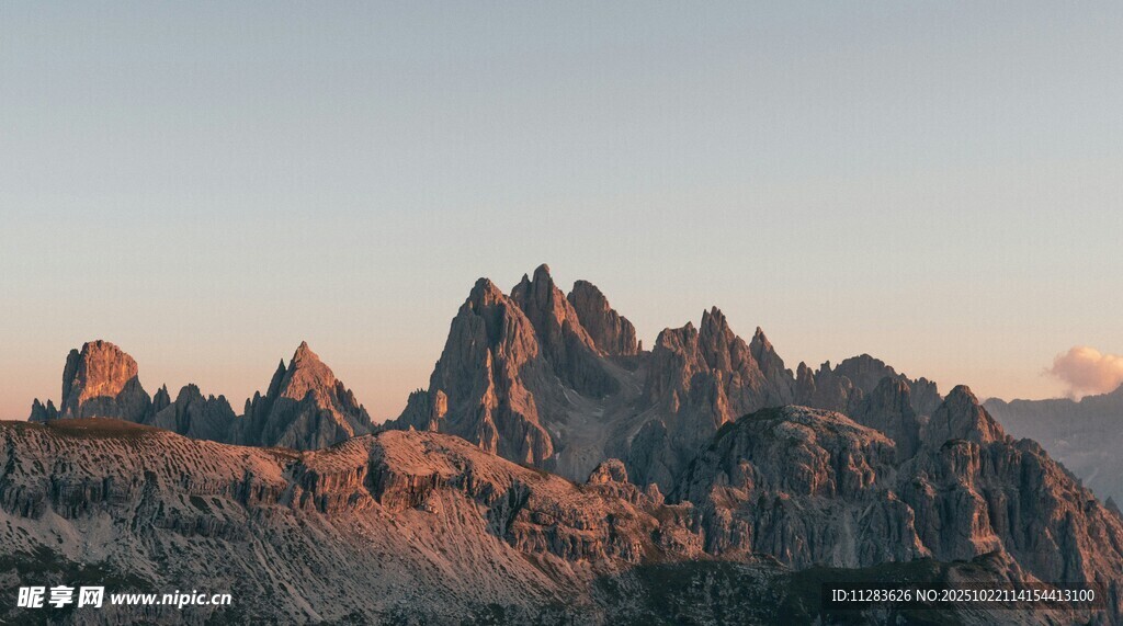 夕阳下的壮丽山峰