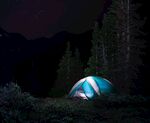 山林间的夜间露营帐篷
