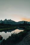 黄昏湖畔的静谧山景