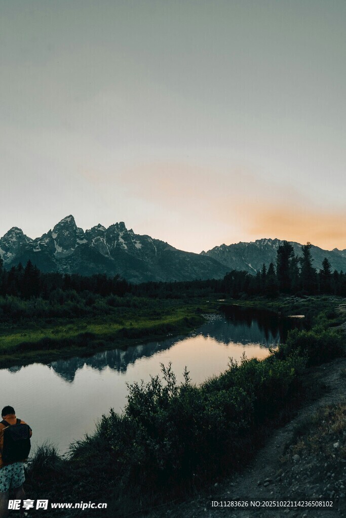 黄昏湖畔的静谧山景