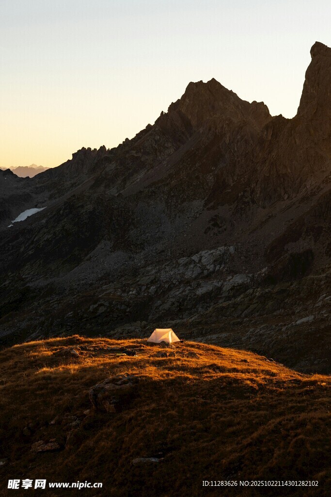 夕阳下的山景与孤石