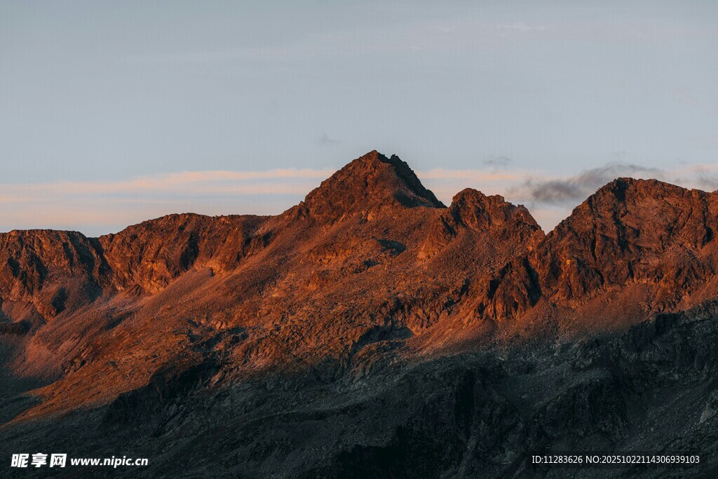 夕阳下的壮丽山峰
