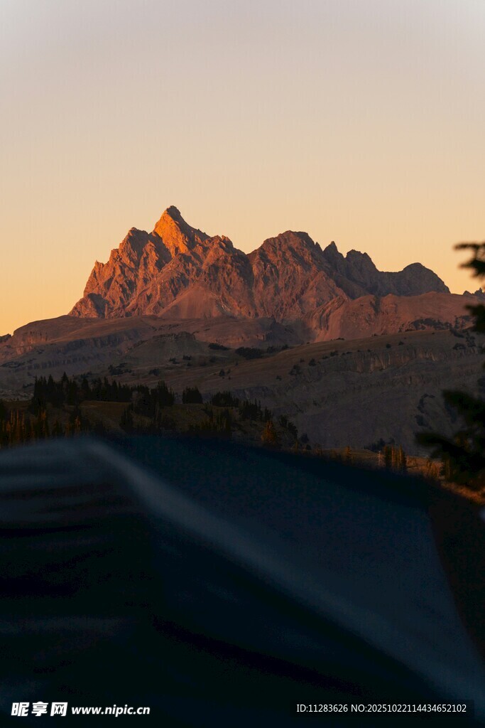 夕阳下壮丽的巍峨山峰